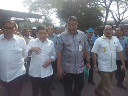 Sorakan Pedagang Sambut Blusukan Anggota DPR ke Pasar Kramat Jati
