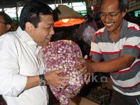 Ketua DPR Borong Bawang Merah di Pasar Induk