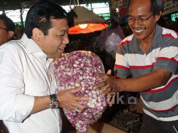 Ketua DPR Borong Bawang Merah di Pasar Induk