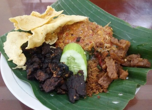 Uenak Tenan! Nasi Pecel Empal Plus Tempe Mendoan Cocol Sambal Kecap