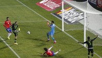 Dalam pertandingan yang berlangsung di Estadio Nacional de Chile, Santiago, Selasa (16/6/2015) pagi WIB, sudah ada empat gol yang tercipta di babak pertama. Meksiko unggul lebih dulu pada menit 21 lewat kaki Matias Vuoso. Keunggulan itu tak bertahan lama. Arturo Vidal yang menjadi penyama kedudukan. Gol lewat sundulan kepala itu berawal dari sepak pojok Charles Aranguiz. REUTERS/Carlos Garcia Rawlins.