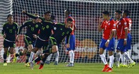 Meksiko kembali bisa membuat kedudukan seimbang pada menit 66. Gol itu kembali dicetak oleh Vuoso memanfaatkan satu umpan jauh. Dia yang bisa melepaskan diri dari jebakan offside mampu menaklukkan Claudio Bravo. REUTERS/Ivan Alvarado.