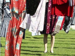 Seniman Kosovo Pajang 5000 Gaun dan Rok di Stadion Sepak Bola