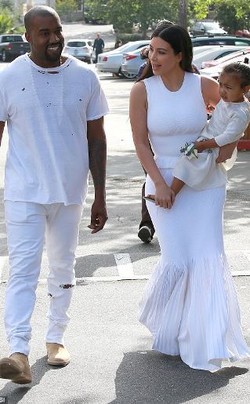 Kanye West Ketahuan Tertidur Saat Temani Anak Nonton Frozen di Disneyland