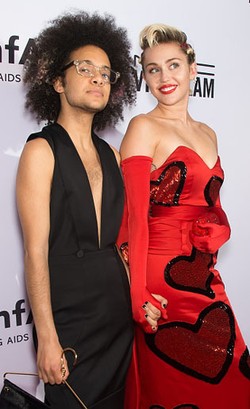 Foto: Miley Cyrus Gandeng Pria Agender Sebagai Teman Kencan