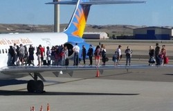 Cium Bau Avtur, Penumpang di AS Dievakuasi ke Sayap Pesawat