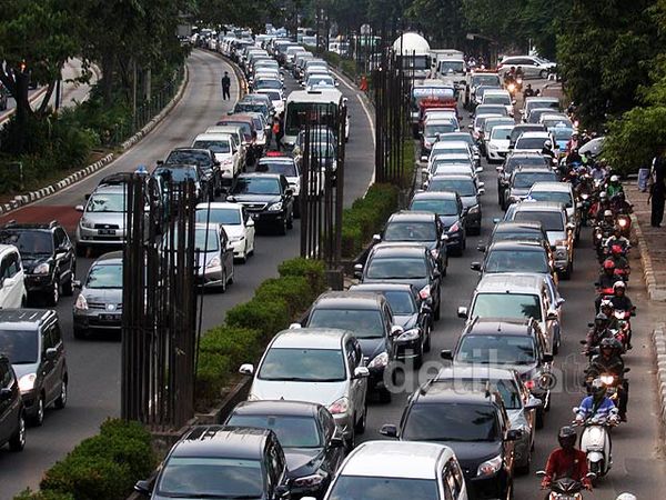 Jelang Tarawih Pertama, Kuningan Macet