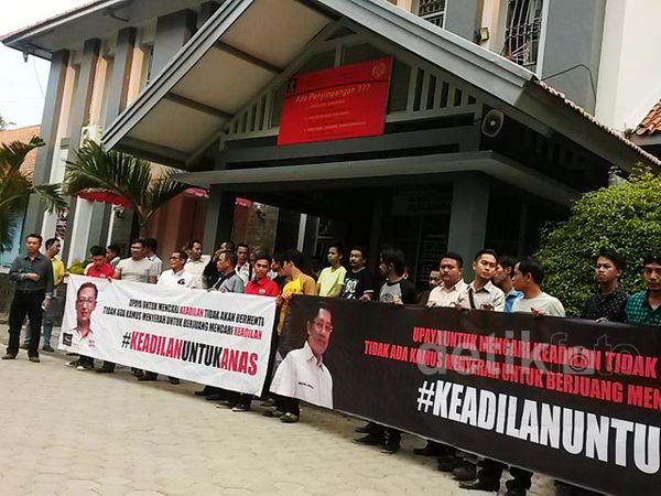 Puluhan Pendukung Siap Sambut Anas di Lapas Sukamiskin Puluhan Pendukung Siap Sambut Anas di Lapas Sukamiskin