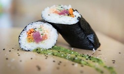 Sushi Burrito, Persilangan Sushi dengan Burrito yang Gurih Enak