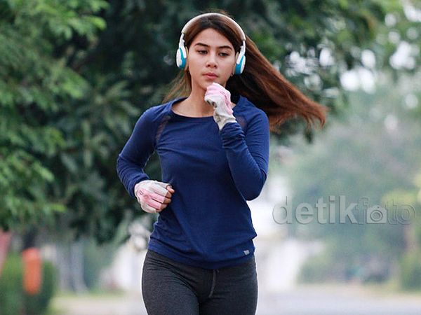 Mengintip si Manis Adinda Thomas Lari Sore-sore
