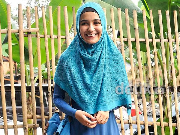 Shireen Sungkar Manis Berhijab Syar'i