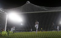 Tango akhirnya memecah kebuntuan saat laga masuk menit 56. Adalah Aguero yang menjebol gawang Uruguay untuk membawa timnya unggul 1-0. REUTERS/Marcos Brindicci.