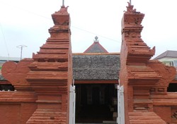 Masjid Merah di Cirebon yang Bukan Seperti Masjid