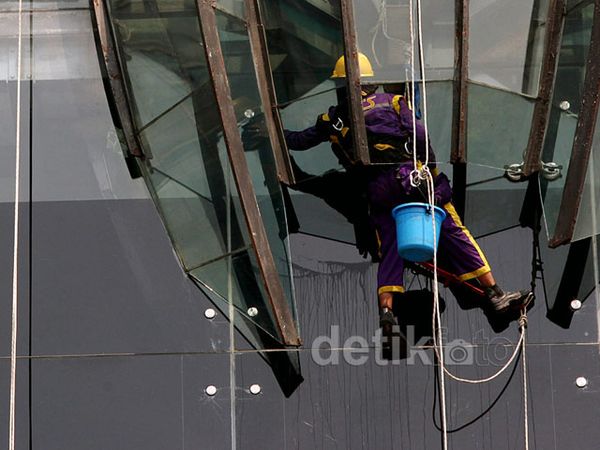 Pekerja Pembersih Gedung Pencakar Langit