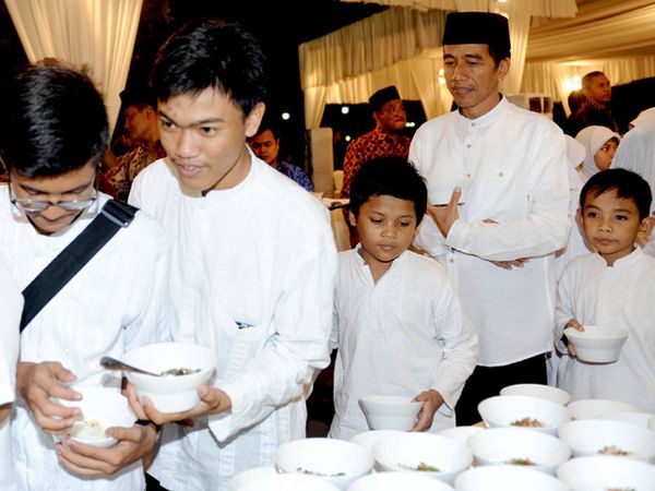 Jokowi Antre Bakso Bareng Anak Yatim
