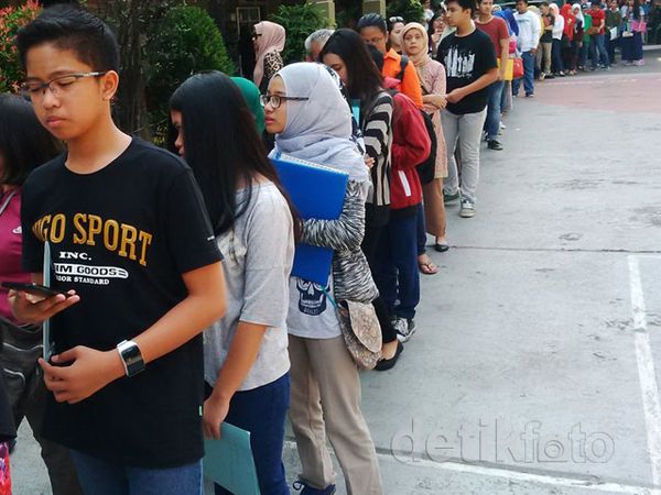 Antrean Pendaftaran Siswa Baru di SMAN 28 Jakarta