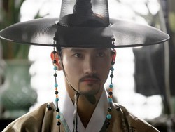 Ini Penampilan Berkumis Changmin TVXQ di The Scholar Who Walks the Night