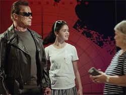 Jadi Patung Lilin, Arnold Schwarzenegger Kerjai Penggemar