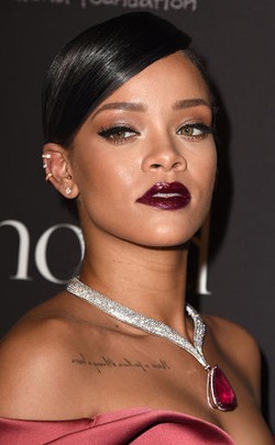 Kolaborasi dengan Desainer Perhiasan, Rihanna Rilis Tato Temporer