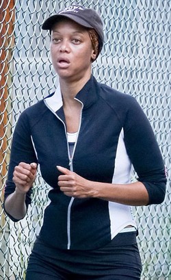 Foto: 5 Momen Mengejutkan Supermodel Tyra Banks Tanpa Make-up