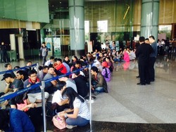 Cuci Gudang iPhone 5c Rp 2,8 Juta, Antrean Panjang Warga di Menara Bank Mega