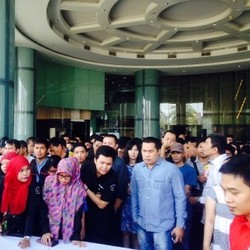 iPhone 5c dan Galaxy Tab Kosong, Pembeli Kecewa Sudah Antre dari Pagi