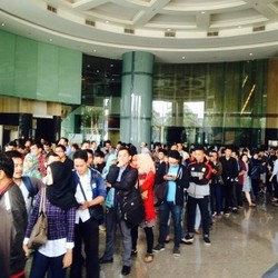 Antrean Pemburu Galaxy S5 dan iPhone 5c Harga Miring Makin Panjang