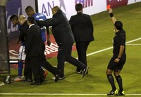Dalam pertandingan itu, Neymar diganjar kartu merah setelah pertandingan, gara-gara insiden yang terjadi di pengujung laga. Neymar pun harus absen di pertandingan ketiga melawan Venezuela. REUTERS/Ueslei Marcelino.