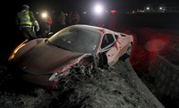 Dari foto-foto yang beredar, mobil gelandang Juventus itu mengalami kerusakan parah di bagian kiri. REUTERS/Felipe Fredes/Agencia Uno.