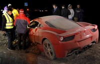 Vidal bersama istinya, Matia Teresa Matus, yang juga berada di dalam mobil tersebut, kemudian dibawa ke rumah sakit. Vidal disebut mengalami cedera minor di lehernya, sementara istrinya mengalami dislokasi tulang siku tangan kanan. REUTERS/Felipe Fredes/Agencia Uno.