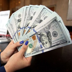 Ini yang Bikin Rupiah Guncang