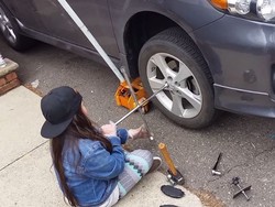 Gadis 7 Tahun Ini Calon Mekanik Masa Depan, Bisa Ganti Kanvas Rem Mobil!