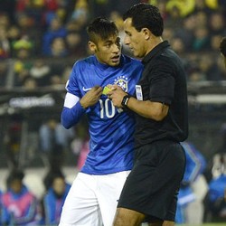 Neymar Merasa Diperlakukan Tidak Adil oleh Wasit