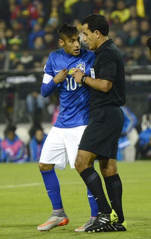 Neymar Merasa Diperlakukan Tidak Adil oleh Wasit
