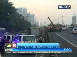 Truk Boks Terguling di Jalan Layang Kuningan