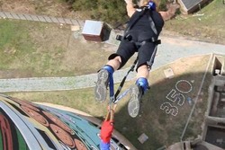 Lompat dari Atas Bekas Pembangkit Listrik di Afrika, Berani?