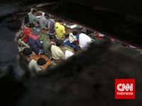 Salat Jumat di Lorong Kios Pasar Tanah Abang