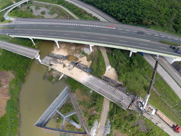 Jembatan di Heyuan China Roboh
