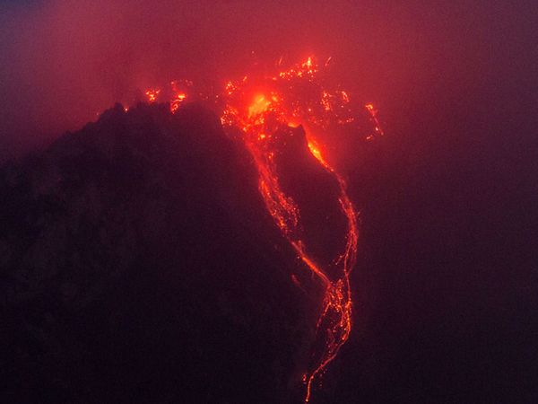 Lahar Panas Meluncur dari Gunung Sinabung
