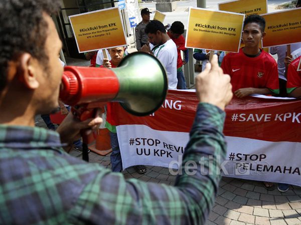 Komunitas Suporter Antikorupsi PSSI Demo di KPK