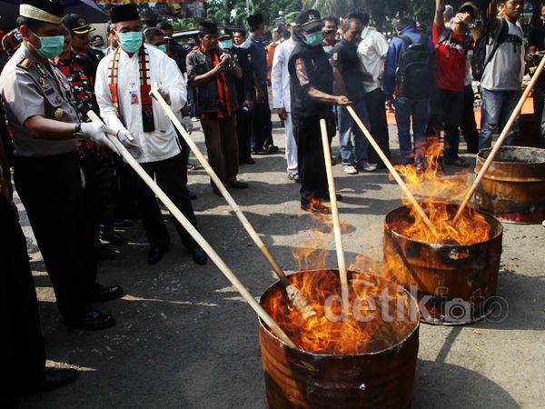 Miras dan Narkoba Miliaran Rupiah Dimusnahkan