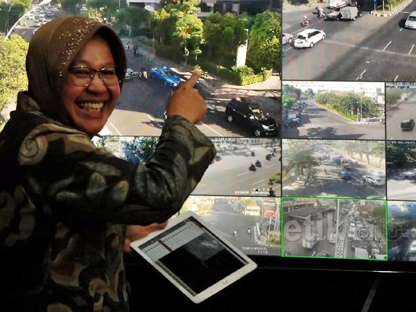 Mengintip Keseharian Risma di Ruang Kerjanya