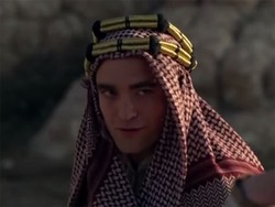 Robert Pattinson Jadi Lawrence of Arabia di Queen of the Desert