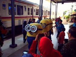 Para Minion Serbu Stasiun Kereta Api di Jakarta