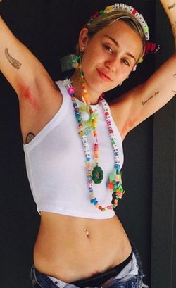 5 Selebriti Pamer Bulu Ketiak, Akankah Tidak Mencukur Bulu Jadi Tren?