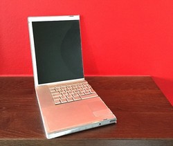 Putus Cinta, Pria Ini Belah iPhone, MacBook & Mobil Jadi Dua