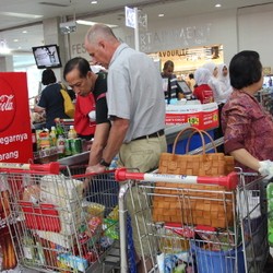 Awal Puasa, Carrefour Jual Camilan Murah