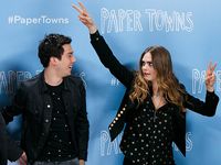 Nggak Jaim! Cara Delevingne Berpose Kocak di London
