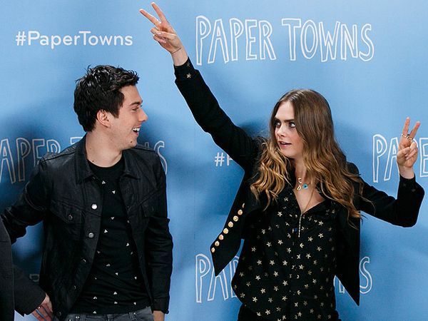 Nggak Jaim! Cara Delevingne Berpose Kocak di London