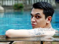 Telanjang Dada, Kevin Julio Pamer Tato